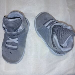Jordan Kids Sneakers in Gray and White